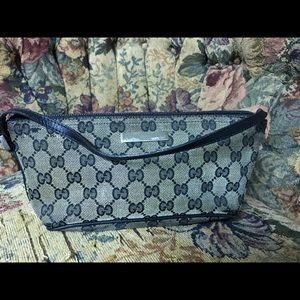 Black & tan Gucci pochette shoulder bag.